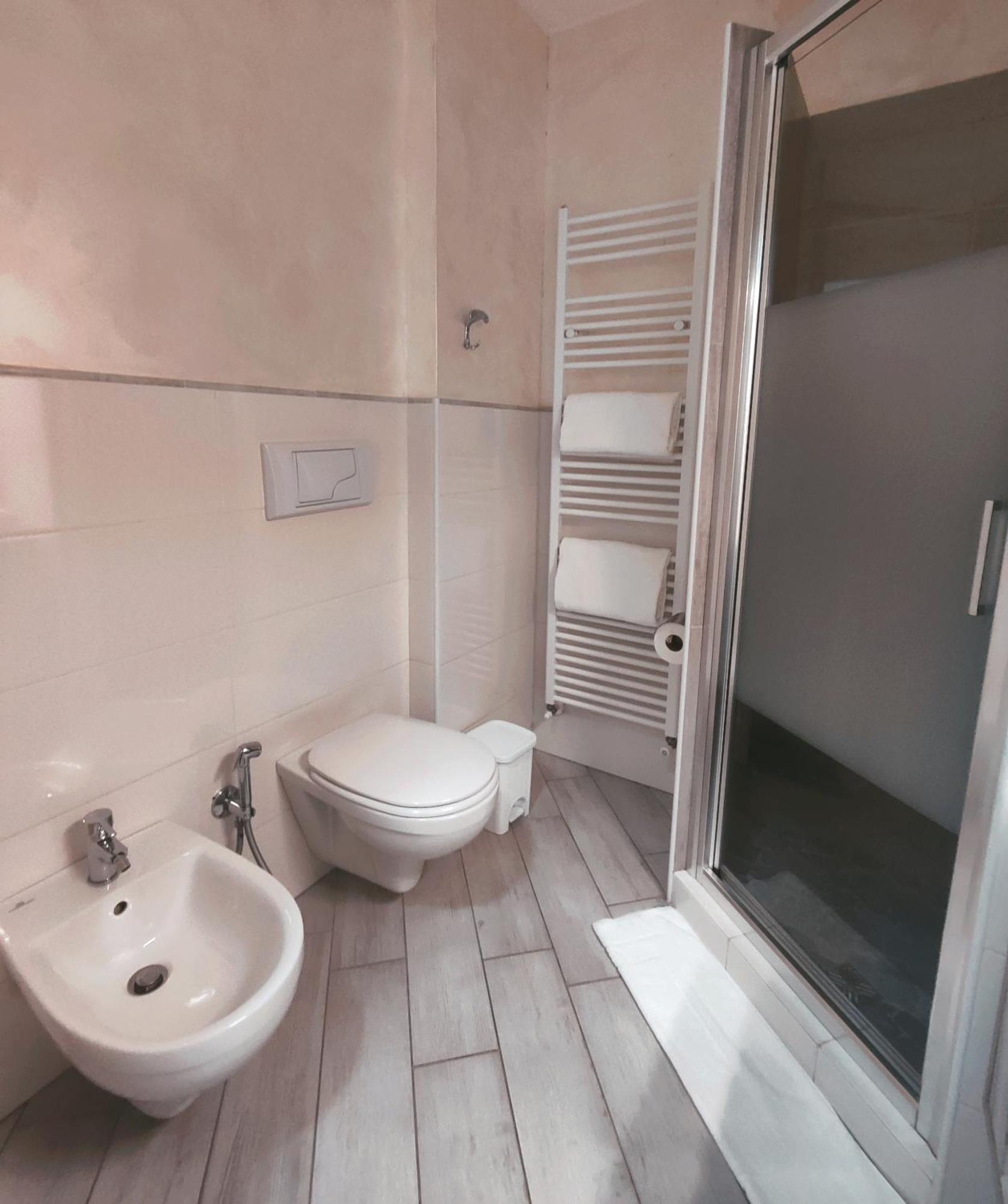 Villa Ormeni Cardano Al Campo Phòng bức ảnh